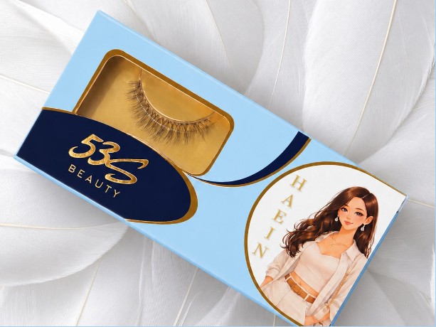 53S Beauty lash box on white feathers