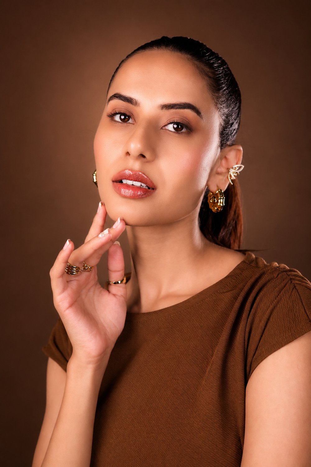 Model wearing RUMI soft cat eye lashes